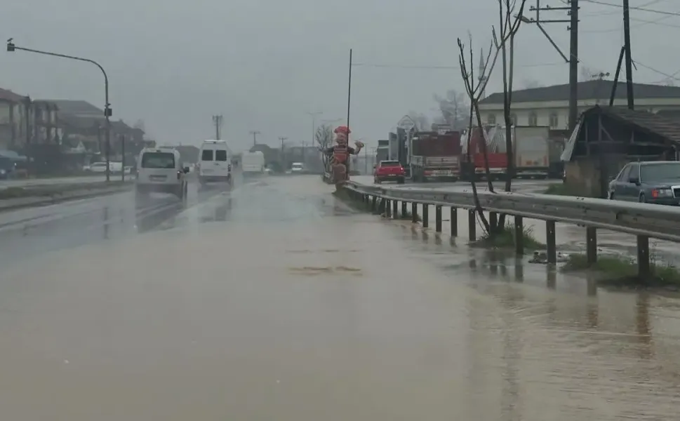 Hendek D-100 Karayolu Adeta Dereye Döndü