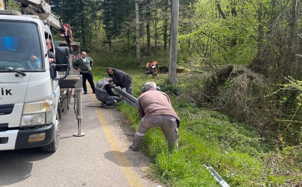 Hendek Hicriye’de ulaşım güvenliği için çelik bariyer takılıyor