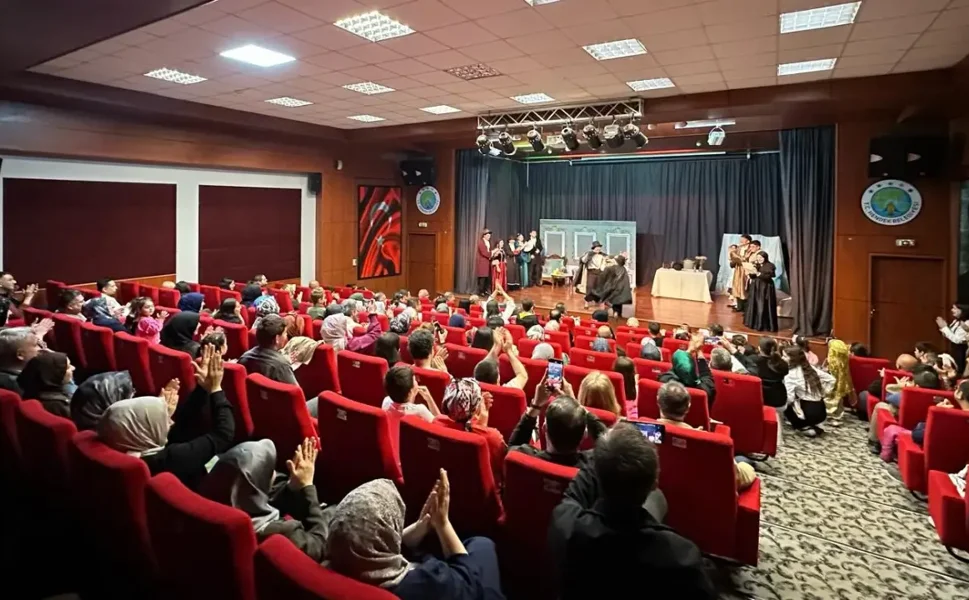 Hendek’te “Müfettiş” Tiyatro Oyunu Sahnelendi