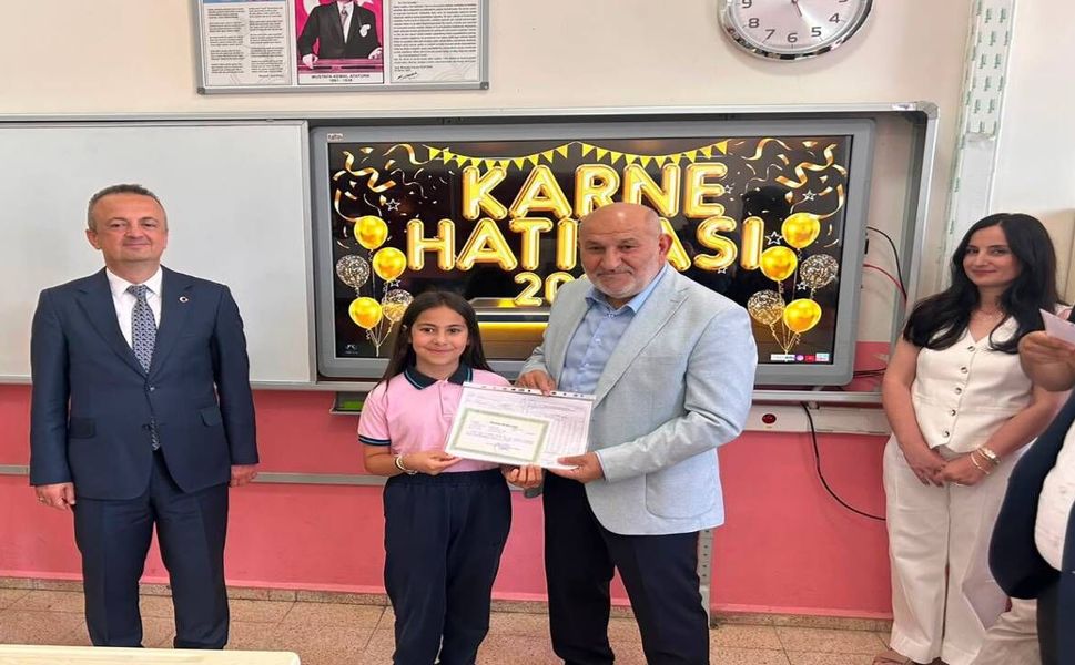 Hendek’te Karne Heyecanı Protokol Öğrencilerin Sevincine Ortak Oldu
