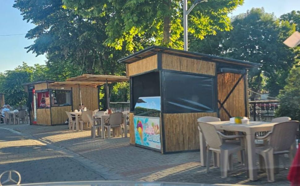 Hendek’te 3504. Sokak Sakinleri Tepkili "Trafiğe Kapatıldı Ama Kaldırımlar İşgal Edildi"