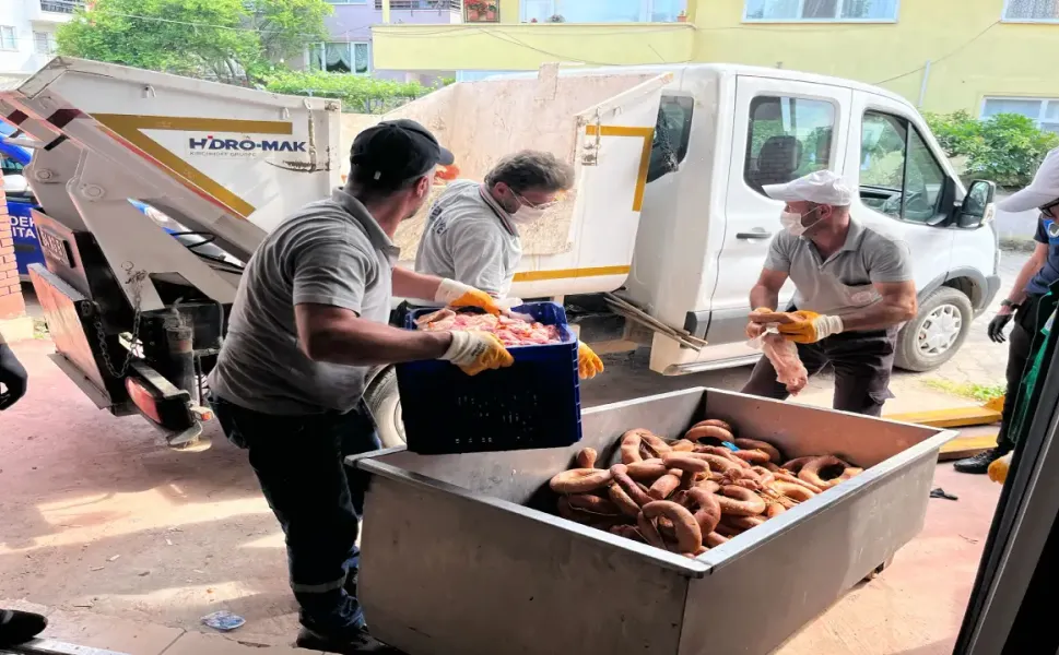 Hendek'te 1 Ton Bozuk Sucuk Ele Geçirildi: İşletme Mühürlendi
