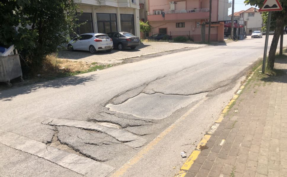 Bozuk Yol Trafik Güvenliğini Tehlikeye Atıyor
