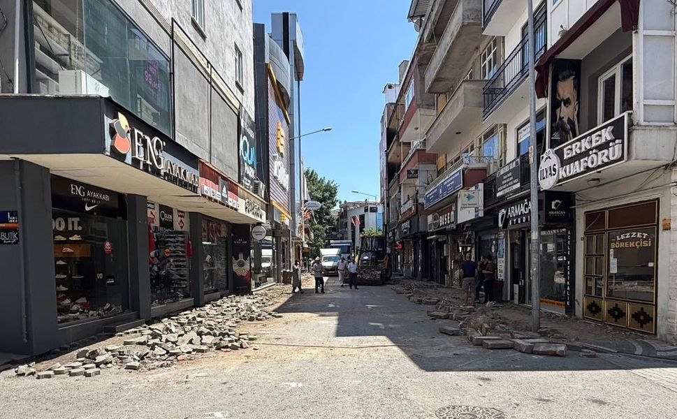 Alparslan Türkeş Caddesi Geçici Olarak Trafiğe Kapatıldı