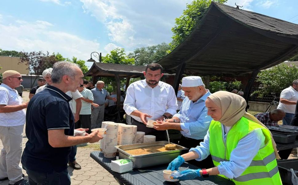 Hendek Belediyesi Yeşilyurt’ta Aşure Dağıttı