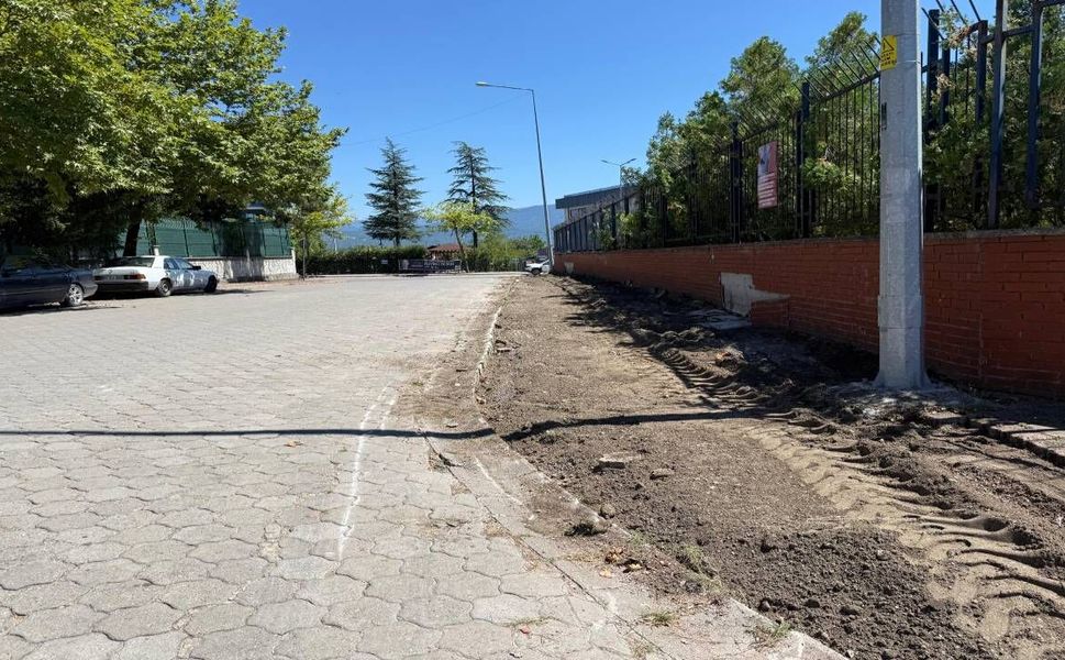 Cem Çerkezoğlu Caddesi'nde Kaldırımlar Yenileme Çalışmaları Devam Ediyor