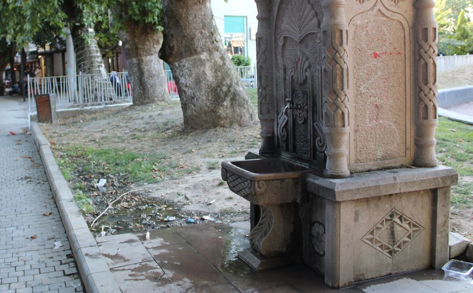 Atatürk Parkı'ndaki Sızan Çeşme Kaldırımı Çamura Buladı