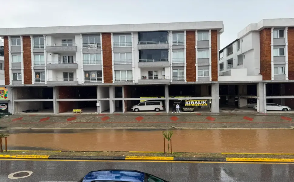 Hendek’te Sağanak Yağış Ulaşımı Olumsuz Etkiledi