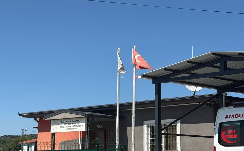 Vatandaşlar Defalarca Uyardı Hendek’te O Bayrak Hala Değişmedi