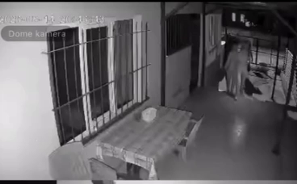 Kimliği Belirsiz 5-6 Kadın Bahçeye Girdi