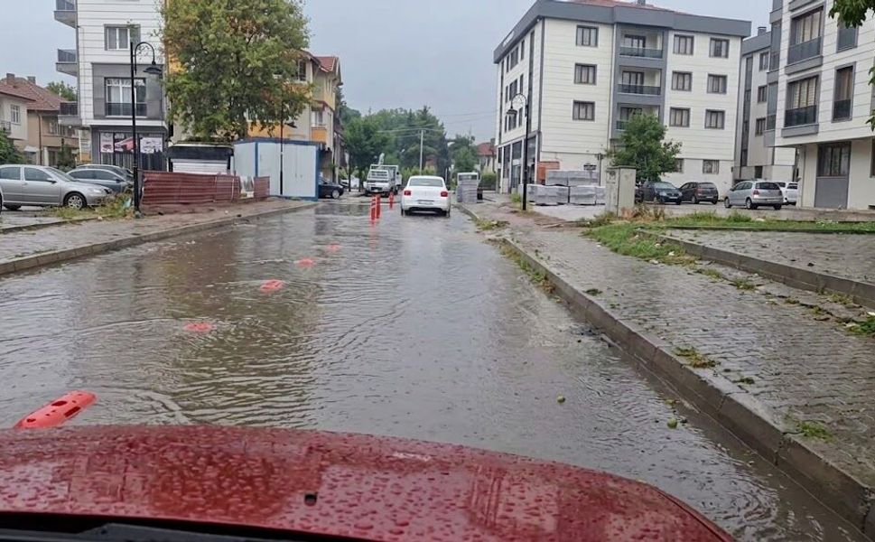 Kemaliye Mahallesi’nde Yağış Sonrası Yollar Su Altında Kaldı