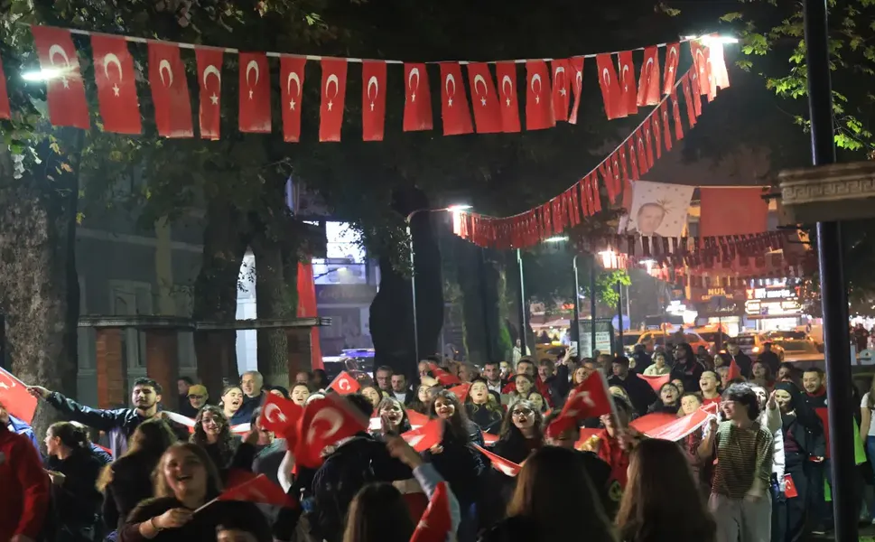 Yağmura Rağmen Coşkulu Yürüyüş ve Konser