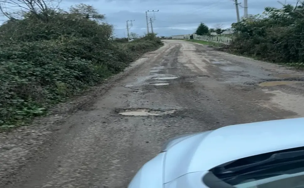 Hendek Akçayır Yolunda Sürücülerin Asfalt Talebi