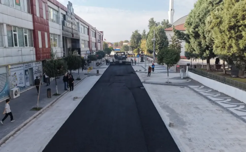 Büyükşehir Belediyesi Hendek'te Kamu Kurumlarının Yolunu Yeniledi