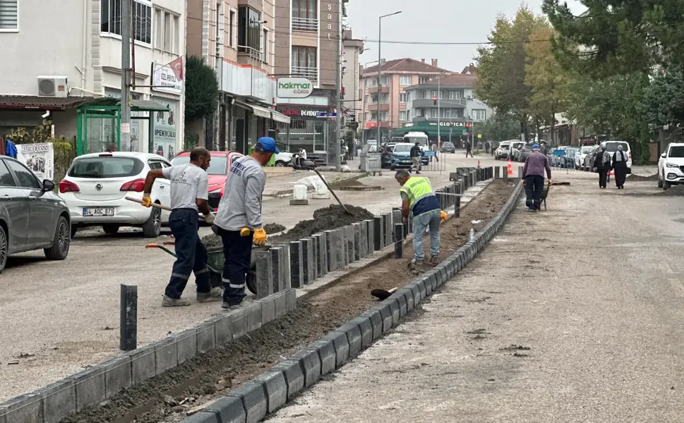Servetiye Caddesi'nde Refüj Düzenlemesi