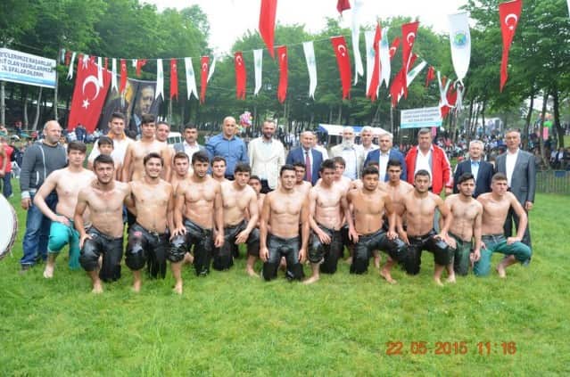 10 bin kişi katıldı.

130  çocuğun erkekliğe ilk adım attığı şölen çarşı merkezinde başladı. Hendek Belediye Başkanı İrfan Püsküllü, sünnet olacak çocuklarla, davul zurna eşliğinde çarşıda yürüyüp Selman Dede Mesire Alanı’na çıktı. Başkan Püsküllü, Selman Dede Mesire Alanı’nda çocuklarla birlikte halkı selamladı.