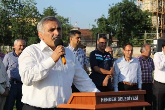 Hendek Atatürk Stadyumu’nda yapılan görkemli açılışa çocukların aileleride katılarak çocuklarına destek olmaları güzel görüntüler oluşturdu. Açılışta bir konuşma yapan Hendek Belediye Başkanı Ali İnci, “ Bizleri artık yöre, bölge ve ülke şampiyonlukları kesmez oldu, bizim hedefimiz olimpiyat şampiyonlukları” dedi.