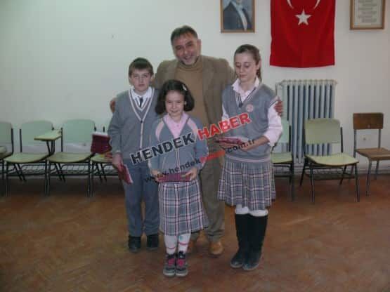 Ak Parti Sakarya İl Yönetim Kurulu Üyesi Şenay Sakal Aşağı Calıca İlköğretim Okulunda Karne Dağıtırken