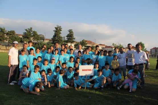 Hendek ilçemize baktığımızda bir ilçede bu kadar spor tesislerinin yapılması, belediye olarak kurumları ile uyumlu çalışması, bu kadar spor branşını bünyesinde barındırıyor olması bana göre mucize. Belediye başkanımızı kutluyor ve tebrik ediyorum. Bazı illerimizde bile bu kadar aktivitenin bir arada bulunmuyor.”diye konuştu.