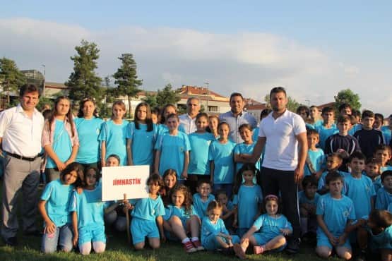 “ Başarıya giden yol çok çalışmaktan geçiyor”   Spor okullarına kayıtlarını yaptıran çocuklara seslenen Yerlikaya; “ Bende sizlerin yaşlarınızda iken spora merak saldım, güreşe başladım. Tek arzum başarılı olabilmekti. Sevgili çocuklar şunu iyi bilinizki başarı kendiliğinden gelmiyor, hiç bir zaman umutsuzluğa düşmeyin, başarının tek anahtarı çalışmak, çalışmak çalışmaktır.