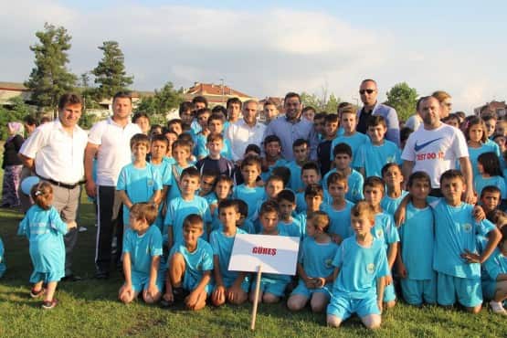 Böylesi bir etkinliği yapan, bu kadar çok sporcuyu bir araya getiren başkan ve ekibine çok çok teşekkür ediyorum. Benide bir kardeşiniz olarak kabul ederseniz hep birlikte başarmak için büyük bir azim ve gayretle çalışırız inşallah” dedi.