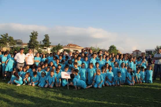 Farklı spor dallarında eğitim alan sporcularla resimler çektiren Hamza Yerlikaya’ya çocuklar büyük ilgi gösterdi.