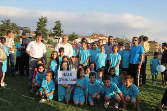 Hendek Atatürk Stadyumu’nda yapılan görkemli açılışa çocukların aileleride katılarak çocuklarına destek olmaları güzel görüntüler oluşturdu. Açılışta bir konuşma yapan Hendek Belediye Başkanı Ali İnci, “ Bizleri artık yöre, bölge ve ülke şampiyonlukları kesmez oldu, bizim hedefimiz olimpiyat şampiyonlukları” dedi.