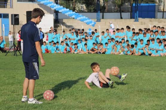 1300 çocuk 7-14 yaş grubuna yönelik çocuklara yönelik Yaz Spor okulları, sömestre devresine giren çocukları sokaktan uzak tutmak, onların kendilerine olan özgüvenlerini kazandırmak ve yeteneklerini tanımalarına imkan sağlıyor.