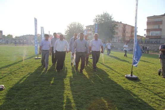 Hendek Atatürk Stadyumu’nda yapılan görkemli açılışa çocukların aileleride katılarak çocuklarına destek olmaları güzel görüntüler oluşturdu. Açılışta bir konuşma yapan Hendek Belediye Başkanı Ali İnci, “ Bizleri artık yöre, bölge ve ülke şampiyonlukları kesmez oldu, bizim hedefimiz olimpiyat şampiyonlukları” dedi.