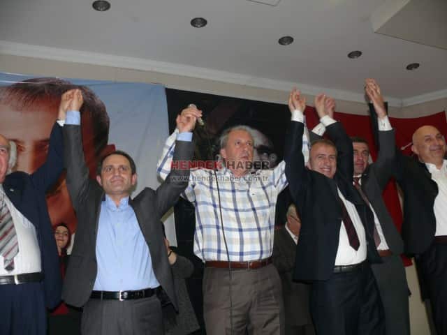 Belediye Başkan adayı A.Selami KARAKADI önce mevcut başkan Ali İNCİ’yi kişisel çıkarını ön planda tutan verimsiz ve gösteriş yatırımlarıyla belediyeyi  borç batağına sürüklediğini anlattı.Muhalefete değil Belediye Başkanlığına talibim dedi.Siyaseti zenginleşme aracı değil,hizmet aracı olarak görüyoruz.Haramda gözüm yok,tek amacımız var Hendek’e hizmet etmek.Ben artık göreve hazırım,31 martta Hendek Belediyesinin balkonunda sizleri bekliyorum “dedi.