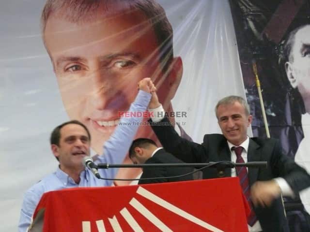 MHP konuşmasını salon coşkuyla alkışladı” Bunlar o kadar Müslüman ki, yatak odalarında para sayma makinaları saklıyorlar. Böylece elleri harama bulaşmıyor diye AKP’nin hırsızlığı ve vurgunculuğunu esprilerle halka anlattı.
CHP Hendek İlçe teşkilatı Hendek halkına yoğun katılımları için teşekkürlerini ilettiler.