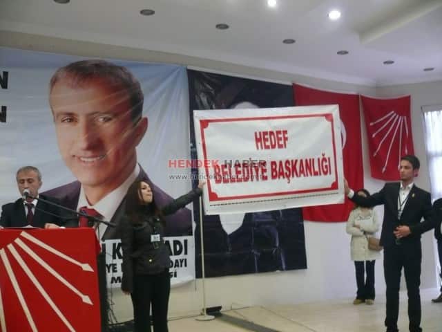 MHP konuşmasını salon coşkuyla alkışladı” Bunlar o kadar Müslüman ki, yatak odalarında para sayma makinaları saklıyorlar. Böylece elleri harama bulaşmıyor diye AKP’nin hırsızlığı ve vurgunculuğunu esprilerle halka anlattı.
CHP Hendek İlçe teşkilatı Hendek halkına yoğun katılımları için teşekkürlerini ilettiler.
