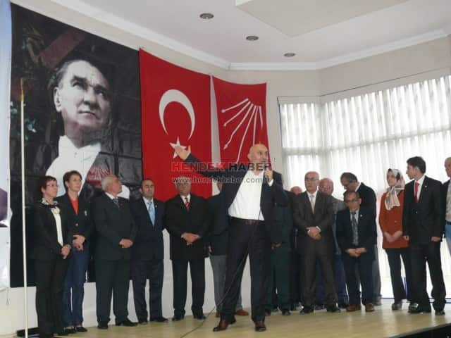 Hendek Chp’de Coşkulu Aday Tanıtım Toplantısı
CHP yerel seçim çalışmalarında tam gaz ilerliyor.9 mart Pazar günü Belediye sosyal tesisleri nde  grup başkanvekili Muharrem İNCE,Sakarya milletvekili Engin Özkoç,Büyükşehir belediye başkan adayı Ecevit KELEŞ’İN katılımlarıyla aday tanıtım toplantısı düzenlendi.Konuşmacılar bir demokrasi şölenine dönüşen coşkulu bir kalabalığa hitap ettiler.