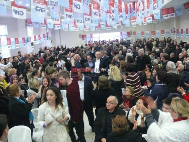 Hendek Chp’de Coşkulu Aday Tanıtım Toplantısı
CHP yerel seçim çalışmalarında tam gaz ilerliyor.9 mart Pazar günü Belediye sosyal tesisleri nde  grup başkanvekili Muharrem İNCE,Sakarya milletvekili Engin Özkoç,Büyükşehir belediye başkan adayı Ecevit KELEŞ’İN katılımlarıyla aday tanıtım toplantısı düzenlendi.Konuşmacılar bir demokrasi şölenine dönüşen coşkulu bir kalabalığa hitap ettiler.