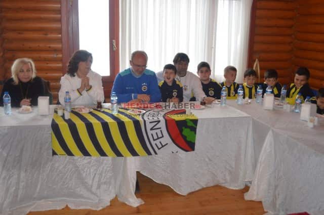 Hendek’ te  2013 - 2014 sezonunda kurulan Fenerbahçe futbol okulu Sakarya’ ya bağlı olarak, futbol hocası ve antrenör ibrahim baysel ve Yardımcısı kadri dündar önderliğinde eğitimine devam etmektedir. Okulun en önemli özelliği ise fenerbahçe futbol okulları olarak hem 
Türkiye hem dünya geneli en küçük öğrenciyi bünyesinde barındırmasıdır. 2009 doğumlu olan mehmet akif dündar okulun gözbebeği durumunda. 2 mart 2014 tarihinde Sakarya’ da yapılan marmara bölgesindeki bütün takımların katıldığı “1. Marmara cup” futbol turnuvasına , Hendek ve Sakarya’ yı bu okulumuz temsil etmiştir. 
Turnuvaya ait plaket töreni 
Bayraktepe’de Sakarya genel koordinatörü ve antrenör Ahmet Özdenkaya ve eşi aynı zamanda yardımcısı Serap Özdenkaya’ nın katılımı ile gerçekleştirildi. 
Program konuşmasında hendek’ e teşekkürlerini ve memnuniyetini İfade eden Özdenkaya, çalışma disiplini, öğrenci sayıları, hedefler ve planları Konularına değindi. Aileler arasındaki uyumu da çok beğenen Özdenkaya ve yardımcısı Yöneticilere teşekkür etti. Karşılıklı soru ve cevap şeklinde devam eden tören de programa velileri ile katılan öğrencilere, futbolculardan kerem bedir' e yapılan sürpriz doğum günü etkinliği beğeni kazandı. Hatıra fotoğrafları çekimlerinin ardından program sona erdi.