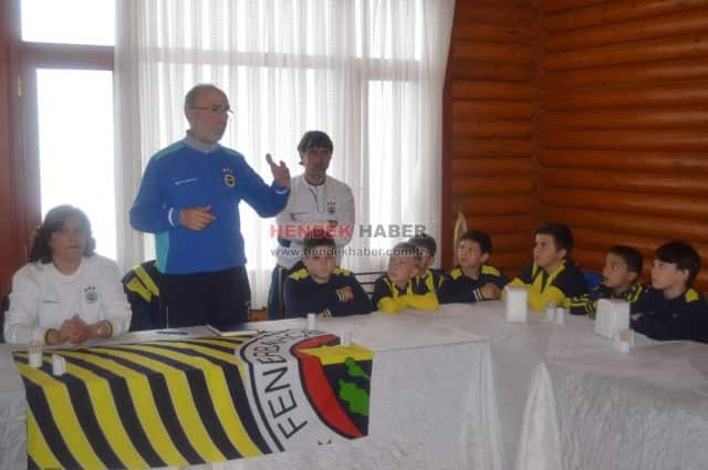 Hendek’ te  2013 - 2014 sezonunda kurulan Fenerbahçe futbol okulu Sakarya’ ya bağlı olarak, futbol hocası ve antrenör ibrahim baysel ve Yardımcısı kadri dündar önderliğinde eğitimine devam etmektedir. Okulun en önemli özelliği ise fenerbahçe futbol okulları olarak hem 
Türkiye hem dünya geneli en küçük öğrenciyi bünyesinde barındırmasıdır. 2009 doğumlu olan mehmet akif dündar okulun gözbebeği durumunda. 2 mart 2014 tarihinde Sakarya’ da yapılan marmara bölgesindeki bütün takımların katıldığı “1. Marmara cup” futbol turnuvasına , Hendek ve Sakarya’ yı bu okulumuz temsil etmiştir. 
Turnuvaya ait plaket töreni 
Bayraktepe’de Sakarya genel koordinatörü ve antrenör Ahmet Özdenkaya ve eşi aynı zamanda yardımcısı Serap Özdenkaya’ nın katılımı ile gerçekleştirildi. 
Program konuşmasında hendek’ e teşekkürlerini ve memnuniyetini İfade eden Özdenkaya, çalışma disiplini, öğrenci sayıları, hedefler ve planları Konularına değindi. Aileler arasındaki uyumu da çok beğenen Özdenkaya ve yardımcısı Yöneticilere teşekkür etti. Karşılıklı soru ve cevap şeklinde devam eden tören de programa velileri ile katılan öğrencilere, futbolculardan kerem bedir' e yapılan sürpriz doğum günü etkinliği beğeni kazandı. Hatıra fotoğrafları çekimlerinin ardından program sona erdi.