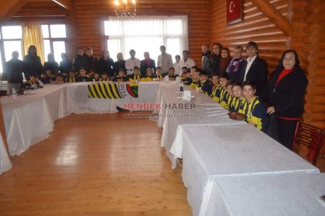 Hendek’ te  2013 - 2014 sezonunda kurulan Fenerbahçe futbol okulu Sakarya’ ya bağlı olarak, futbol hocası ve antrenör ibrahim baysel ve Yardımcısı kadri dündar önderliğinde eğitimine devam etmektedir. Okulun en önemli özelliği ise fenerbahçe futbol okulları olarak hem 
Türkiye hem dünya geneli en küçük öğrenciyi bünyesinde barındırmasıdır. 2009 doğumlu olan mehmet akif dündar okulun gözbebeği durumunda. 2 mart 2014 tarihinde Sakarya’ da yapılan marmara bölgesindeki bütün takımların katıldığı “1. Marmara cup” futbol turnuvasına , Hendek ve Sakarya’ yı bu okulumuz temsil etmiştir. 
Turnuvaya ait plaket töreni 
Bayraktepe’de Sakarya genel koordinatörü ve antrenör Ahmet Özdenkaya ve eşi aynı zamanda yardımcısı Serap Özdenkaya’ nın katılımı ile gerçekleştirildi. 
Program konuşmasında hendek’ e teşekkürlerini ve memnuniyetini İfade eden Özdenkaya, çalışma disiplini, öğrenci sayıları, hedefler ve planları Konularına değindi. Aileler arasındaki uyumu da çok beğenen Özdenkaya ve yardımcısı Yöneticilere teşekkür etti. Karşılıklı soru ve cevap şeklinde devam eden tören de programa velileri ile katılan öğrencilere, futbolculardan kerem bedir' e yapılan sürpriz doğum günü etkinliği beğeni kazandı. Hatıra fotoğrafları çekimlerinin ardından program sona erdi.