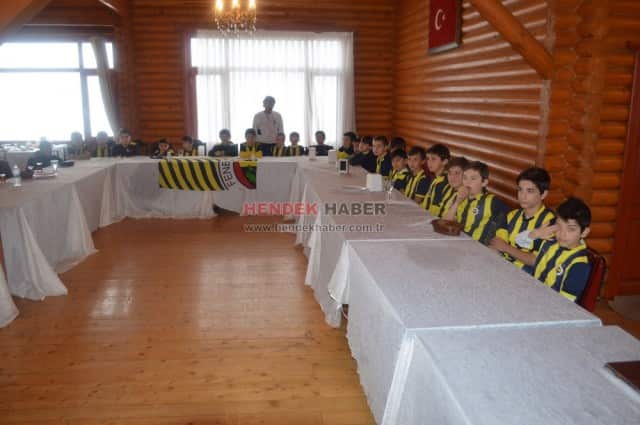 Hendek’ te  2013 - 2014 sezonunda kurulan Fenerbahçe futbol okulu Sakarya’ ya bağlı olarak, futbol hocası ve antrenör ibrahim baysel ve Yardımcısı kadri dündar önderliğinde eğitimine devam etmektedir. Okulun en önemli özelliği ise fenerbahçe futbol okulları olarak hem 
Türkiye hem dünya geneli en küçük öğrenciyi bünyesinde barındırmasıdır. 2009 doğumlu olan mehmet akif dündar okulun gözbebeği durumunda. 2 mart 2014 tarihinde Sakarya’ da yapılan marmara bölgesindeki bütün takımların katıldığı “1. Marmara cup” futbol turnuvasına , Hendek ve Sakarya’ yı bu okulumuz temsil etmiştir. 
Turnuvaya ait plaket töreni 
Bayraktepe’de Sakarya genel koordinatörü ve antrenör Ahmet Özdenkaya ve eşi aynı zamanda yardımcısı Serap Özdenkaya’ nın katılımı ile gerçekleştirildi. 
Program konuşmasında hendek’ e teşekkürlerini ve memnuniyetini İfade eden Özdenkaya, çalışma disiplini, öğrenci sayıları, hedefler ve planları Konularına değindi. Aileler arasındaki uyumu da çok beğenen Özdenkaya ve yardımcısı Yöneticilere teşekkür etti. Karşılıklı soru ve cevap şeklinde devam eden tören de programa velileri ile katılan öğrencilere, futbolculardan kerem bedir' e yapılan sürpriz doğum günü etkinliği beğeni kazandı. Hatıra fotoğrafları çekimlerinin ardından program sona erdi.