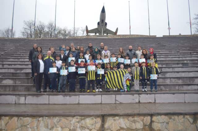 Hendek’ te  2013 - 2014 sezonunda kurulan Fenerbahçe futbol okulu Sakarya’ ya bağlı olarak, futbol hocası ve antrenör ibrahim baysel ve Yardımcısı kadri dündar önderliğinde eğitimine devam etmektedir. Okulun en önemli özelliği ise fenerbahçe futbol okulları olarak hem 
Türkiye hem dünya geneli en küçük öğrenciyi bünyesinde barındırmasıdır. 2009 doğumlu olan mehmet akif dündar okulun gözbebeği durumunda. 2 mart 2014 tarihinde Sakarya’ da yapılan marmara bölgesindeki bütün takımların katıldığı “1. Marmara cup” futbol turnuvasına , Hendek ve Sakarya’ yı bu okulumuz temsil etmiştir. 
Turnuvaya ait plaket töreni 
Bayraktepe’de Sakarya genel koordinatörü ve antrenör Ahmet Özdenkaya ve eşi aynı zamanda yardımcısı Serap Özdenkaya’ nın katılımı ile gerçekleştirildi. 
Program konuşmasında hendek’ e teşekkürlerini ve memnuniyetini İfade eden Özdenkaya, çalışma disiplini, öğrenci sayıları, hedefler ve planları Konularına değindi. Aileler arasındaki uyumu da çok beğenen Özdenkaya ve yardımcısı Yöneticilere teşekkür etti. Karşılıklı soru ve cevap şeklinde devam eden tören de programa velileri ile katılan öğrencilere, futbolculardan kerem bedir' e yapılan sürpriz doğum günü etkinliği beğeni kazandı. Hatıra fotoğrafları çekimlerinin ardından program sona erdi.