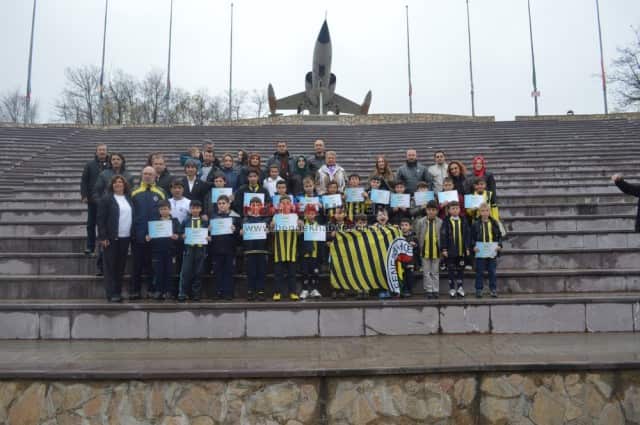 Hendek’ te  2013 - 2014 sezonunda kurulan Fenerbahçe futbol okulu Sakarya’ ya bağlı olarak, futbol hocası ve antrenör ibrahim baysel ve Yardımcısı kadri dündar önderliğinde eğitimine devam etmektedir. Okulun en önemli özelliği ise fenerbahçe futbol okulları olarak hem 
Türkiye hem dünya geneli en küçük öğrenciyi bünyesinde barındırmasıdır. 2009 doğumlu olan mehmet akif dündar okulun gözbebeği durumunda. 2 mart 2014 tarihinde Sakarya’ da yapılan marmara bölgesindeki bütün takımların katıldığı “1. Marmara cup” futbol turnuvasına , Hendek ve Sakarya’ yı bu okulumuz temsil etmiştir. 
Turnuvaya ait plaket töreni 
Bayraktepe’de Sakarya genel koordinatörü ve antrenör Ahmet Özdenkaya ve eşi aynı zamanda yardımcısı Serap Özdenkaya’ nın katılımı ile gerçekleştirildi. 
Program konuşmasında hendek’ e teşekkürlerini ve memnuniyetini İfade eden Özdenkaya, çalışma disiplini, öğrenci sayıları, hedefler ve planları Konularına değindi. Aileler arasındaki uyumu da çok beğenen Özdenkaya ve yardımcısı Yöneticilere teşekkür etti. Karşılıklı soru ve cevap şeklinde devam eden tören de programa velileri ile katılan öğrencilere, futbolculardan kerem bedir' e yapılan sürpriz doğum günü etkinliği beğeni kazandı. Hatıra fotoğrafları çekimlerinin ardından program sona erdi.