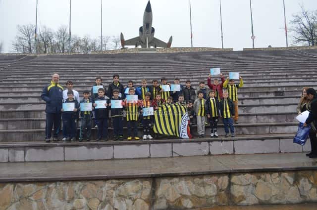 Hendek’ te  2013 - 2014 sezonunda kurulan Fenerbahçe futbol okulu Sakarya’ ya bağlı olarak, futbol hocası ve antrenör ibrahim baysel ve Yardımcısı kadri dündar önderliğinde eğitimine devam etmektedir. Okulun en önemli özelliği ise fenerbahçe futbol okulları olarak hem 
Türkiye hem dünya geneli en küçük öğrenciyi bünyesinde barındırmasıdır. 2009 doğumlu olan mehmet akif dündar okulun gözbebeği durumunda. 2 mart 2014 tarihinde Sakarya’ da yapılan marmara bölgesindeki bütün takımların katıldığı “1. Marmara cup” futbol turnuvasına , Hendek ve Sakarya’ yı bu okulumuz temsil etmiştir. 
Turnuvaya ait plaket töreni 
Bayraktepe’de Sakarya genel koordinatörü ve antrenör Ahmet Özdenkaya ve eşi aynı zamanda yardımcısı Serap Özdenkaya’ nın katılımı ile gerçekleştirildi. 
Program konuşmasında hendek’ e teşekkürlerini ve memnuniyetini İfade eden Özdenkaya, çalışma disiplini, öğrenci sayıları, hedefler ve planları Konularına değindi. Aileler arasındaki uyumu da çok beğenen Özdenkaya ve yardımcısı Yöneticilere teşekkür etti. Karşılıklı soru ve cevap şeklinde devam eden tören de programa velileri ile katılan öğrencilere, futbolculardan kerem bedir' e yapılan sürpriz doğum günü etkinliği beğeni kazandı. Hatıra fotoğrafları çekimlerinin ardından program sona erdi.