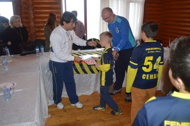 Hendek’ te  2013 - 2014 sezonunda kurulan Fenerbahçe futbol okulu Sakarya’ ya bağlı olarak, futbol hocası ve antrenör ibrahim baysel ve Yardımcısı kadri dündar önderliğinde eğitimine devam etmektedir. Okulun en önemli özelliği ise fenerbahçe futbol okulları olarak hem 
Türkiye hem dünya geneli en küçük öğrenciyi bünyesinde barındırmasıdır. 2009 doğumlu olan mehmet akif dündar okulun gözbebeği durumunda. 2 mart 2014 tarihinde Sakarya’ da yapılan marmara bölgesindeki bütün takımların katıldığı “1. Marmara cup” futbol turnuvasına , Hendek ve Sakarya’ yı bu okulumuz temsil etmiştir. 
Turnuvaya ait plaket töreni 
Bayraktepe’de Sakarya genel koordinatörü ve antrenör Ahmet Özdenkaya ve eşi aynı zamanda yardımcısı Serap Özdenkaya’ nın katılımı ile gerçekleştirildi. 
Program konuşmasında hendek’ e teşekkürlerini ve memnuniyetini İfade eden Özdenkaya, çalışma disiplini, öğrenci sayıları, hedefler ve planları Konularına değindi. Aileler arasındaki uyumu da çok beğenen Özdenkaya ve yardımcısı Yöneticilere teşekkür etti. Karşılıklı soru ve cevap şeklinde devam eden tören de programa velileri ile katılan öğrencilere, futbolculardan kerem bedir' e yapılan sürpriz doğum günü etkinliği beğeni kazandı. Hatıra fotoğrafları çekimlerinin ardından program sona erdi.