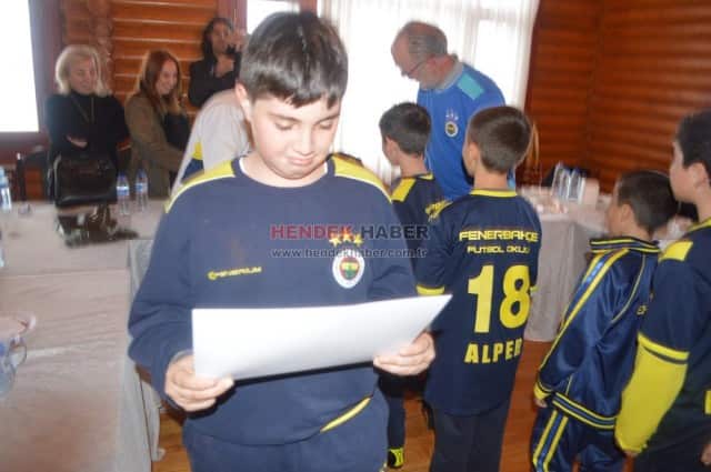 Hendek’ te  2013 - 2014 sezonunda kurulan Fenerbahçe futbol okulu Sakarya’ ya bağlı olarak, futbol hocası ve antrenör ibrahim baysel ve Yardımcısı kadri dündar önderliğinde eğitimine devam etmektedir. Okulun en önemli özelliği ise fenerbahçe futbol okulları olarak hem 
Türkiye hem dünya geneli en küçük öğrenciyi bünyesinde barındırmasıdır. 2009 doğumlu olan mehmet akif dündar okulun gözbebeği durumunda. 2 mart 2014 tarihinde Sakarya’ da yapılan marmara bölgesindeki bütün takımların katıldığı “1. Marmara cup” futbol turnuvasına , Hendek ve Sakarya’ yı bu okulumuz temsil etmiştir. 
Turnuvaya ait plaket töreni 
Bayraktepe’de Sakarya genel koordinatörü ve antrenör Ahmet Özdenkaya ve eşi aynı zamanda yardımcısı Serap Özdenkaya’ nın katılımı ile gerçekleştirildi. 
Program konuşmasında hendek’ e teşekkürlerini ve memnuniyetini İfade eden Özdenkaya, çalışma disiplini, öğrenci sayıları, hedefler ve planları Konularına değindi. Aileler arasındaki uyumu da çok beğenen Özdenkaya ve yardımcısı Yöneticilere teşekkür etti. Karşılıklı soru ve cevap şeklinde devam eden tören de programa velileri ile katılan öğrencilere, futbolculardan kerem bedir' e yapılan sürpriz doğum günü etkinliği beğeni kazandı. Hatıra fotoğrafları çekimlerinin ardından program sona erdi.