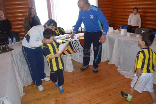 Hendek’ te  2013 - 2014 sezonunda kurulan Fenerbahçe futbol okulu Sakarya’ ya bağlı olarak, futbol hocası ve antrenör ibrahim baysel ve Yardımcısı kadri dündar önderliğinde eğitimine devam etmektedir. Okulun en önemli özelliği ise fenerbahçe futbol okulları olarak hem 
Türkiye hem dünya geneli en küçük öğrenciyi bünyesinde barındırmasıdır. 2009 doğumlu olan mehmet akif dündar okulun gözbebeği durumunda. 2 mart 2014 tarihinde Sakarya’ da yapılan marmara bölgesindeki bütün takımların katıldığı “1. Marmara cup” futbol turnuvasına , Hendek ve Sakarya’ yı bu okulumuz temsil etmiştir. 
Turnuvaya ait plaket töreni 
Bayraktepe’de Sakarya genel koordinatörü ve antrenör Ahmet Özdenkaya ve eşi aynı zamanda yardımcısı Serap Özdenkaya’ nın katılımı ile gerçekleştirildi. 
Program konuşmasında hendek’ e teşekkürlerini ve memnuniyetini İfade eden Özdenkaya, çalışma disiplini, öğrenci sayıları, hedefler ve planları Konularına değindi. Aileler arasındaki uyumu da çok beğenen Özdenkaya ve yardımcısı Yöneticilere teşekkür etti. Karşılıklı soru ve cevap şeklinde devam eden tören de programa velileri ile katılan öğrencilere, futbolculardan kerem bedir' e yapılan sürpriz doğum günü etkinliği beğeni kazandı. Hatıra fotoğrafları çekimlerinin ardından program sona erdi.