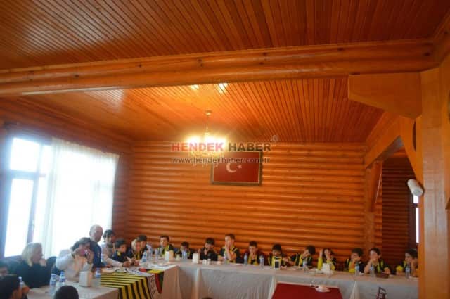 Hendek’ te  2013 - 2014 sezonunda kurulan Fenerbahçe futbol okulu Sakarya’ ya bağlı olarak, futbol hocası ve antrenör ibrahim baysel ve Yardımcısı kadri dündar önderliğinde eğitimine devam etmektedir. Okulun en önemli özelliği ise fenerbahçe futbol okulları olarak hem 
Türkiye hem dünya geneli en küçük öğrenciyi bünyesinde barındırmasıdır. 2009 doğumlu olan mehmet akif dündar okulun gözbebeği durumunda. 2 mart 2014 tarihinde Sakarya’ da yapılan marmara bölgesindeki bütün takımların katıldığı “1. Marmara cup” futbol turnuvasına , Hendek ve Sakarya’ yı bu okulumuz temsil etmiştir. 
Turnuvaya ait plaket töreni 
Bayraktepe’de Sakarya genel koordinatörü ve antrenör Ahmet Özdenkaya ve eşi aynı zamanda yardımcısı Serap Özdenkaya’ nın katılımı ile gerçekleştirildi. 
Program konuşmasında hendek’ e teşekkürlerini ve memnuniyetini İfade eden Özdenkaya, çalışma disiplini, öğrenci sayıları, hedefler ve planları Konularına değindi. Aileler arasındaki uyumu da çok beğenen Özdenkaya ve yardımcısı Yöneticilere teşekkür etti. Karşılıklı soru ve cevap şeklinde devam eden tören de programa velileri ile katılan öğrencilere, futbolculardan kerem bedir' e yapılan sürpriz doğum günü etkinliği beğeni kazandı. Hatıra fotoğrafları çekimlerinin ardından program sona erdi.