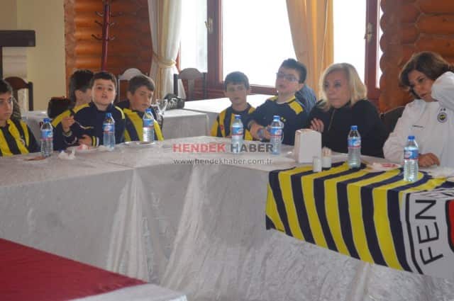 Hendek’ te  2013 - 2014 sezonunda kurulan Fenerbahçe futbol okulu Sakarya’ ya bağlı olarak, futbol hocası ve antrenör ibrahim baysel ve Yardımcısı kadri dündar önderliğinde eğitimine devam etmektedir. Okulun en önemli özelliği ise fenerbahçe futbol okulları olarak hem 
Türkiye hem dünya geneli en küçük öğrenciyi bünyesinde barındırmasıdır. 2009 doğumlu olan mehmet akif dündar okulun gözbebeği durumunda. 2 mart 2014 tarihinde Sakarya’ da yapılan marmara bölgesindeki bütün takımların katıldığı “1. Marmara cup” futbol turnuvasına , Hendek ve Sakarya’ yı bu okulumuz temsil etmiştir. 
Turnuvaya ait plaket töreni 
Bayraktepe’de Sakarya genel koordinatörü ve antrenör Ahmet Özdenkaya ve eşi aynı zamanda yardımcısı Serap Özdenkaya’ nın katılımı ile gerçekleştirildi. 
Program konuşmasında hendek’ e teşekkürlerini ve memnuniyetini İfade eden Özdenkaya, çalışma disiplini, öğrenci sayıları, hedefler ve planları Konularına değindi. Aileler arasındaki uyumu da çok beğenen Özdenkaya ve yardımcısı Yöneticilere teşekkür etti. Karşılıklı soru ve cevap şeklinde devam eden tören de programa velileri ile katılan öğrencilere, futbolculardan kerem bedir' e yapılan sürpriz doğum günü etkinliği beğeni kazandı. Hatıra fotoğrafları çekimlerinin ardından program sona erdi.