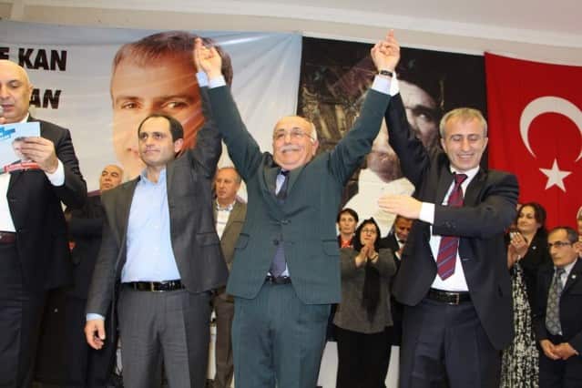 Belediye Başkan adayı A.Selami KARAKADI önce mevcut başkan Ali İNCİ’yi kişisel çıkarını ön planda tutan verimsiz ve gösteriş yatırımlarıyla belediyeyi  borç batağına sürüklediğini anlattı.Muhalefete değil Belediye Başkanlığına talibim dedi.Siyaseti zenginleşme aracı değil,hizmet aracı olarak görüyoruz.Haramda gözüm yok,tek amacımız var Hendek’e hizmet etmek.Ben artık göreve hazırım,31 martta Hendek Belediyesinin balkonunda sizleri bekliyorum “dedi.