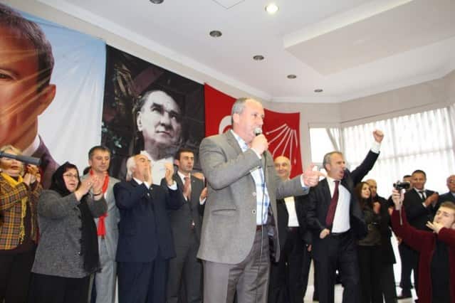 MHP konuşmasını salon coşkuyla alkışladı” Bunlar o kadar Müslüman ki, yatak odalarında para sayma makinaları saklıyorlar. Böylece elleri harama bulaşmıyor diye AKP’nin hırsızlığı ve vurgunculuğunu esprilerle halka anlattı.