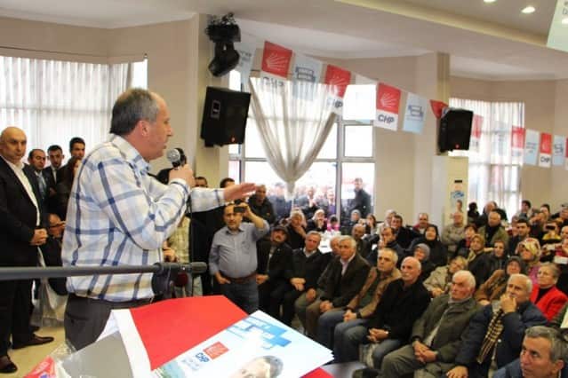 MHP konuşmasını salon coşkuyla alkışladı” Bunlar o kadar Müslüman ki, yatak odalarında para sayma makinaları saklıyorlar. Böylece elleri harama bulaşmıyor diye AKP’nin hırsızlığı ve vurgunculuğunu esprilerle halka anlattı.