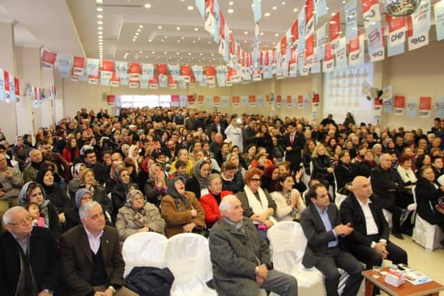 Belediye Başkan adayı A.Selami KARAKADI önce mevcut başkan Ali İNCİ’yi kişisel çıkarını ön planda tutan verimsiz ve gösteriş yatırımlarıyla belediyeyi  borç batağına sürüklediğini anlattı.Muhalefete değil Belediye Başkanlığına talibim dedi.Siyaseti zenginleşme aracı değil,hizmet aracı olarak görüyoruz.Haramda gözüm yok,tek amacımız var Hendek’e hizmet etmek.Ben artık göreve hazırım,31 martta Hendek Belediyesinin balkonunda sizleri bekliyorum “dedi.
